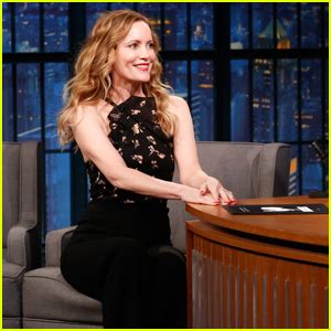 leslie mann ass|Leslie Mann Describes John Cena’s Butt To Seth Meyers on。